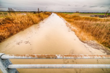 Kırsal bir şişmiş nehir Çamurlu suları