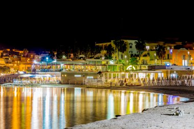 İtalya Adriyatik Denizi üzerinde antik kentin limanının gece görünümü