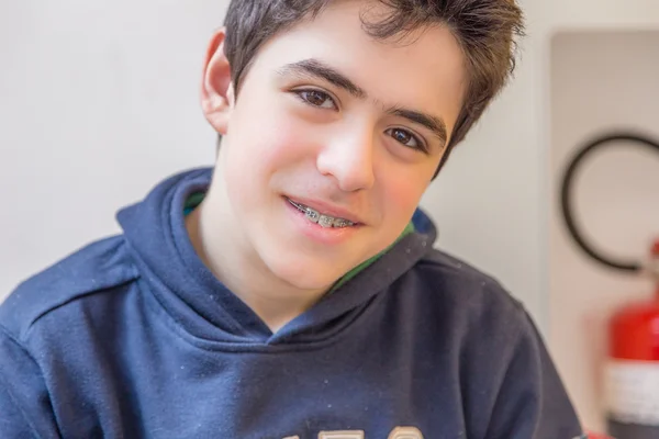 Kaukasischer Junge Glücklich Und Lächelnd Mit Zahnspange — Stockfoto