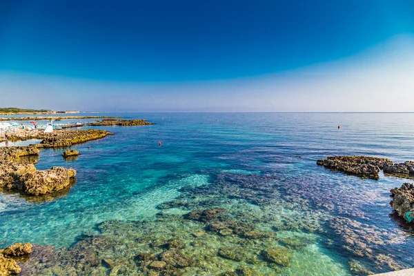 İtalya'da Apulian antik kentinin denizde kayalar ve berrak suları ay