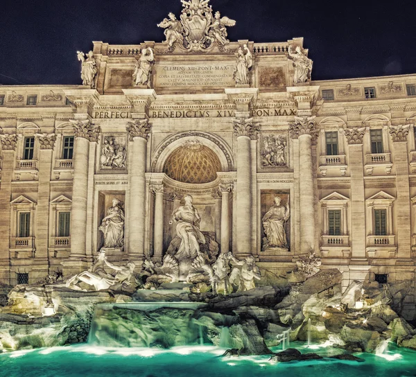 Ночной Вид Воду Статуи Искусственные Камни Архитектуре Римского Фонтана — стоковое фото