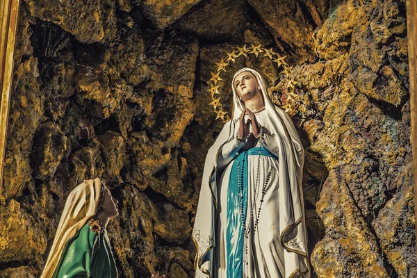 Kutsal Meryem'in hayaleti, Lourdes mağarasında yıldızlarla çevrili.