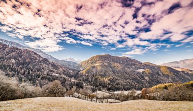 karla kaplı dağlarda kırmızımsı gökyüzü