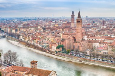 Adige Nehri'nin panoraması, Shakespeare'in Romeo ve Juliet'i burada geçtiği için romantik aşk şehri olarak bilinen İtalya'daki Verona'nın evlerinin ve tarihi binalarının içinden geçerken