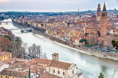 Adige Nehri'nin panoraması, Shakespeare'in Romeo ve Juliet'i burada geçtiği için romantik aşk şehri olarak bilinen İtalya'daki Verona'nın evlerinin ve tarihi binalarının içinden geçerken
