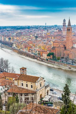 Adige Nehri'nin panoraması, Shakespeare'in Romeo ve Juliet'i burada geçtiği için romantik aşk şehri olarak bilinen İtalya'daki Verona'nın evlerinin ve tarihi binalarının içinden geçerken