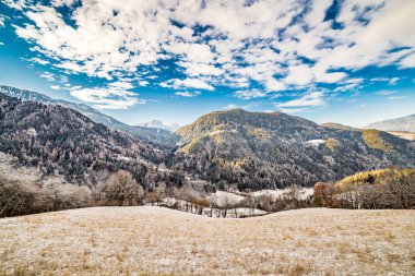 karla kaplı dağlarda izole evler