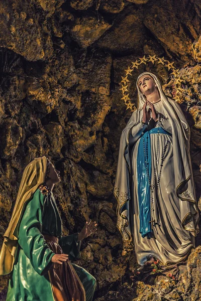 Framtoningen Jomfru Maria Omgitt Stjerner Lourdes Grotte – stockfoto