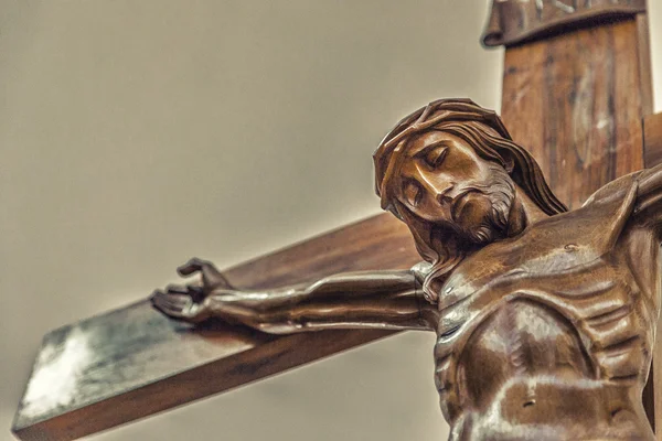 İyi Cuma'yı kutlarken, İsa Mesih'in Çarmıha Gerilmesi Kutsal Haç'a çivilendi.