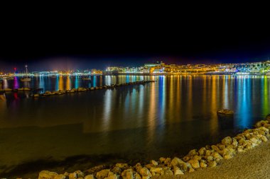 İtalya Adriyatik Denizi üzerinde antik kentin limanının gece görünümü