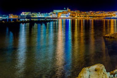 İtalya Adriyatik Denizi üzerinde antik kentin limanının gece görünümü