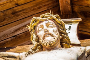 Çarmıha gerilmiş İsa Mesih'in heykelinin detayı