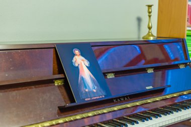 puanları yerine bir piyano üzerinde Merhametli İsa simgesi: İtalyanca cümle size güveniyorum Anlamı altında yazılı