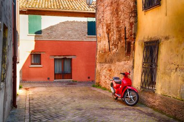 dar sokak içinde kırmızı scooter