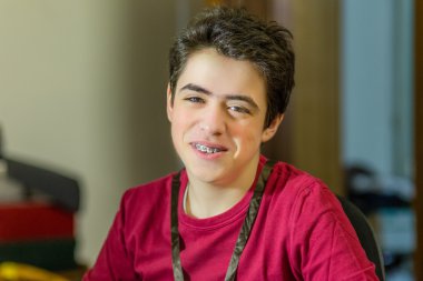 parantez ve madalya kurdele ile gülümseyen kafkas çocuk