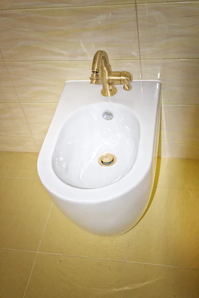 Bidet Aus Keramik Mit Wasserhahn Aus Messing Goldenen Badezimmer — Stockfoto