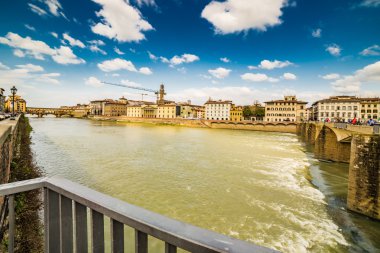 Floransa, İtalya'da nehir üzerindeki köprüler