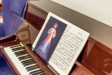 bir piyano puanları merhametli İsa simgesi: İtalyan cümle altında yazılı İsa Sana güveniyorum anlamına gelir