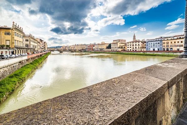 穿过意大利佛罗伦萨历史建筑的阿尔诺河上的桥梁 — 图库照片