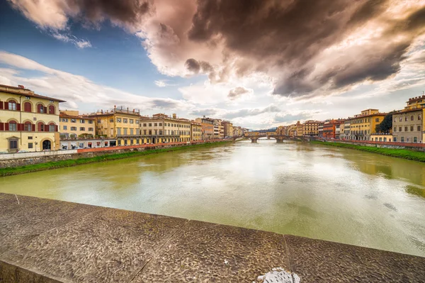 穿过意大利佛罗伦萨历史建筑的阿尔诺河上的桥梁 — 图库照片