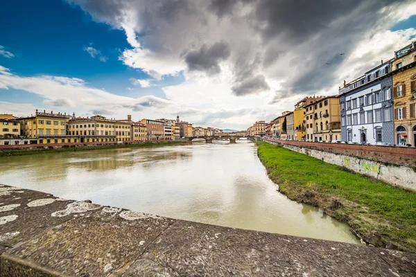 穿过托斯卡纳佛罗伦萨历史建筑的阿尔诺河上的桥梁 — 图库照片