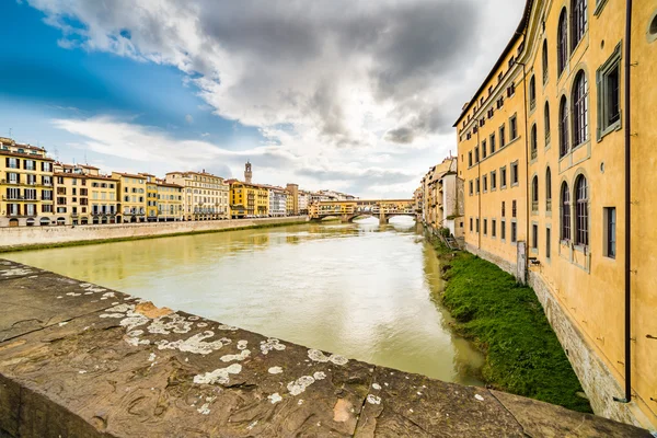 Puentes Sobre Río Arno Que Atraviesa Los Edificios Históricos Florencia — Foto de Stock