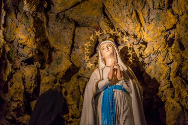 Lourdes mağarasında Blessed Virgin Mary hayalet detay