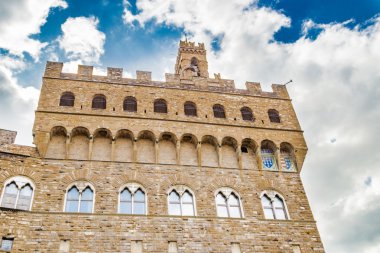 İtalyan dilinde Lordhazre Sarayı anlamına gelen Palazzo della Signoria'nın duvarlarının siperleri Firenze, İtalya