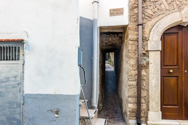 Romantik Kiss Alley, İtalyanca vicolo del bacio, Vico del Gargano, patronu Saint Valentine olan çok eski bir köyde
