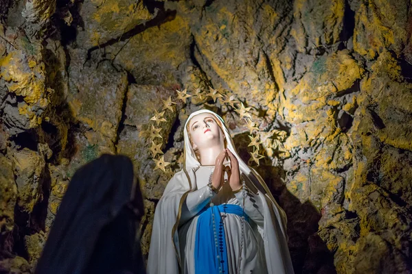 Detalj Uppenbarelsen Jungfru Maria Grottan Lourdes — Stockfoto