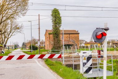 bir ülke demiryolu geçişinde trenin geçişini bekliyor