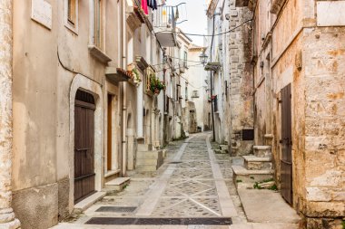 Vico del Gargano romantik çok eski şehir, dar sokaklar ve dar sokakları olan hamiaziz Saint Valentine olan şirin evler ve saraylar ile kaplı bir labirent