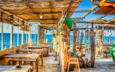 İtalya'da Puglia kıyısında balıkçı kulübesi