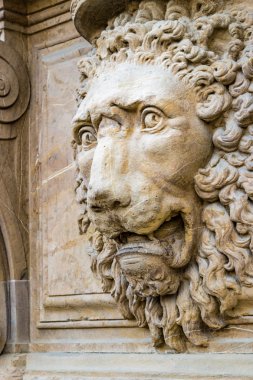 ortaçağ heykel kükreyen aslan başkanı