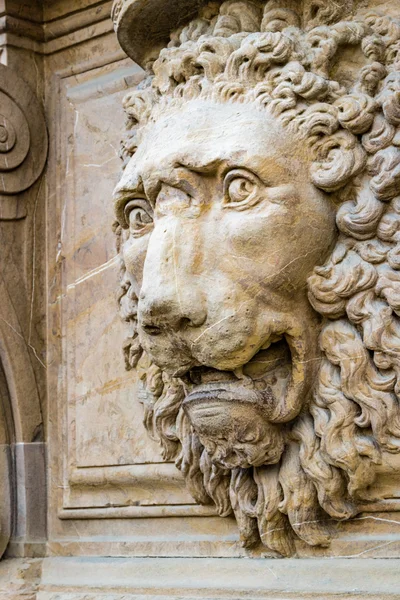 ortaçağ heykel kükreyen aslan başkanı