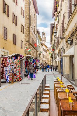 Floransa sokaklarında restoranlar ve tezgahları