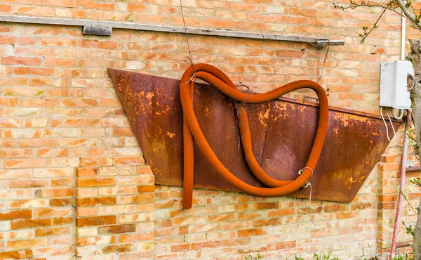 Una Vieja Manguera Goma Naranja Una Pared Peeling —  Fotos de Stock