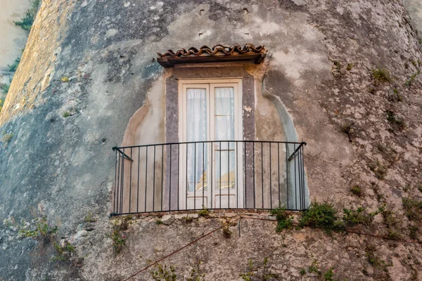 窓と壁の詳細は その守護者は聖バレンタインであるヴィコ ガルガーノのロマンチックな非常に古い村 — ストック写真
