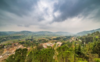 İtalya'da Emilia Romagna tepelerinde ortaçağ köyüpanorama