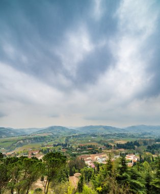 İtalya'da Emilia Romagna tepelerinde ortaçağ köyüpanorama