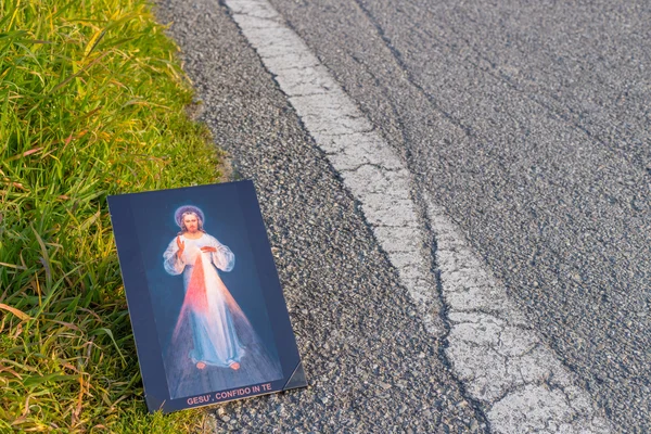 Misericordioso icono de Jesús en el camino de asfalto de tierra —  Fotos de Stock