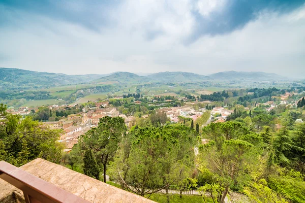 イタリアのエミリア ロマーニャの丘の中世の村のパノラマ — ストック写真