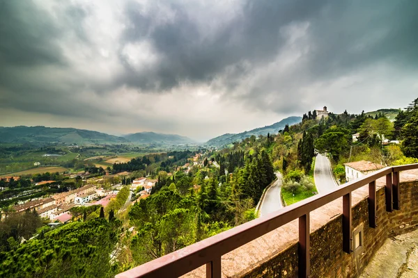 イタリアのエミリア ロマーニャの丘の中世の村のパノラマ — ストック写真