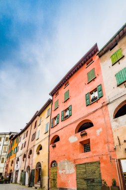 Brisighella sokaklarında, Emilia Romagna ve Toskana arasındaki sınırdaki en güzel antik köy.