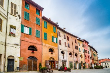 Brisighella sokaklarında, Emilia Romagna ve Toskana arasındaki sınırdaki en güzel antik köy.