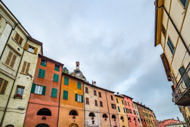 Brisighella, Emilia Romagna ve Toskana arasındaki sınırdaki en güzel antik köy sokaklarına bakan saat kulesi.
