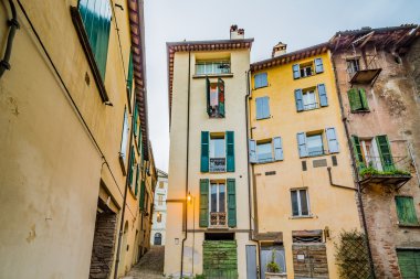 Brisighella sokaklarında, Emilia Romagna ve Toskana arasındaki sınırdaki en güzel antik köy.