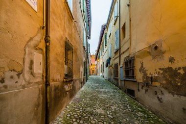 Brisighella sokaklarında, Emilia Romagna ve Toskana arasındaki sınırdaki en güzel antik köy.