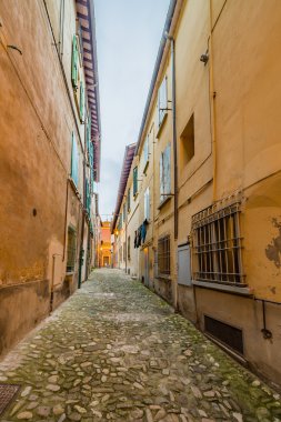 Brisighella sokaklarında, Emilia Romagna ve Toskana arasındaki sınırdaki en güzel antik köy.