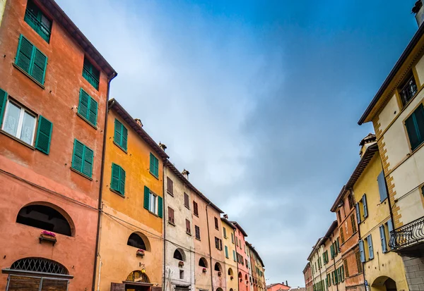 Brisighella sokaklarında, Emilia Romagna ve Toskana arasındaki sınırdaki en güzel antik köy.